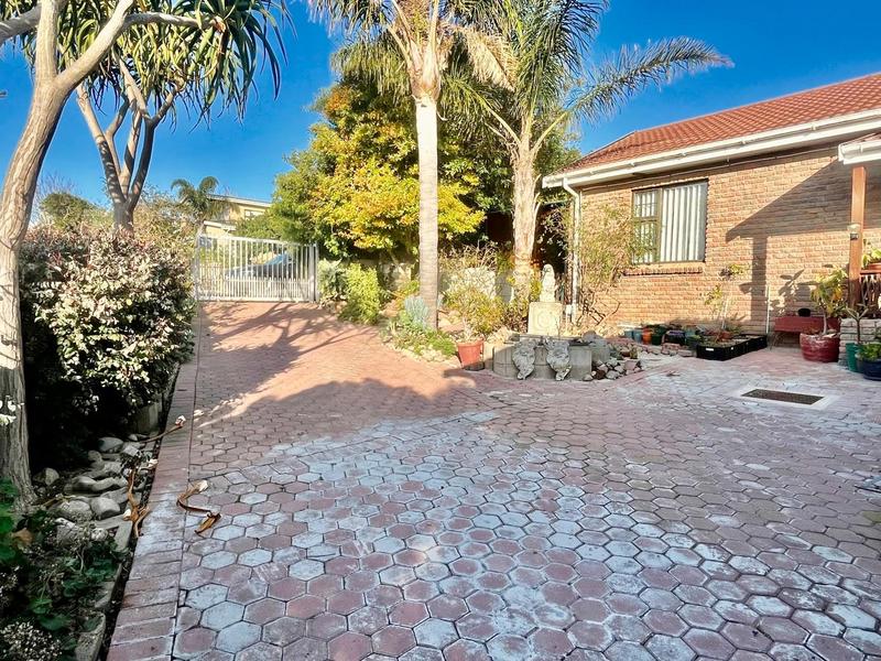 5 Bedroom Property for Sale in Fraaiuitsig Western Cape